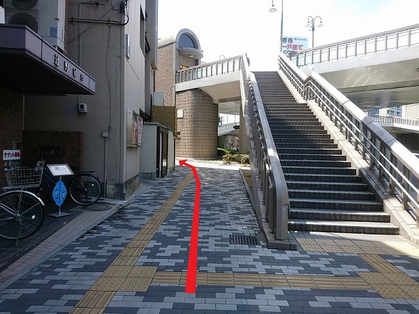 １２．歩道橋エレベーターへ